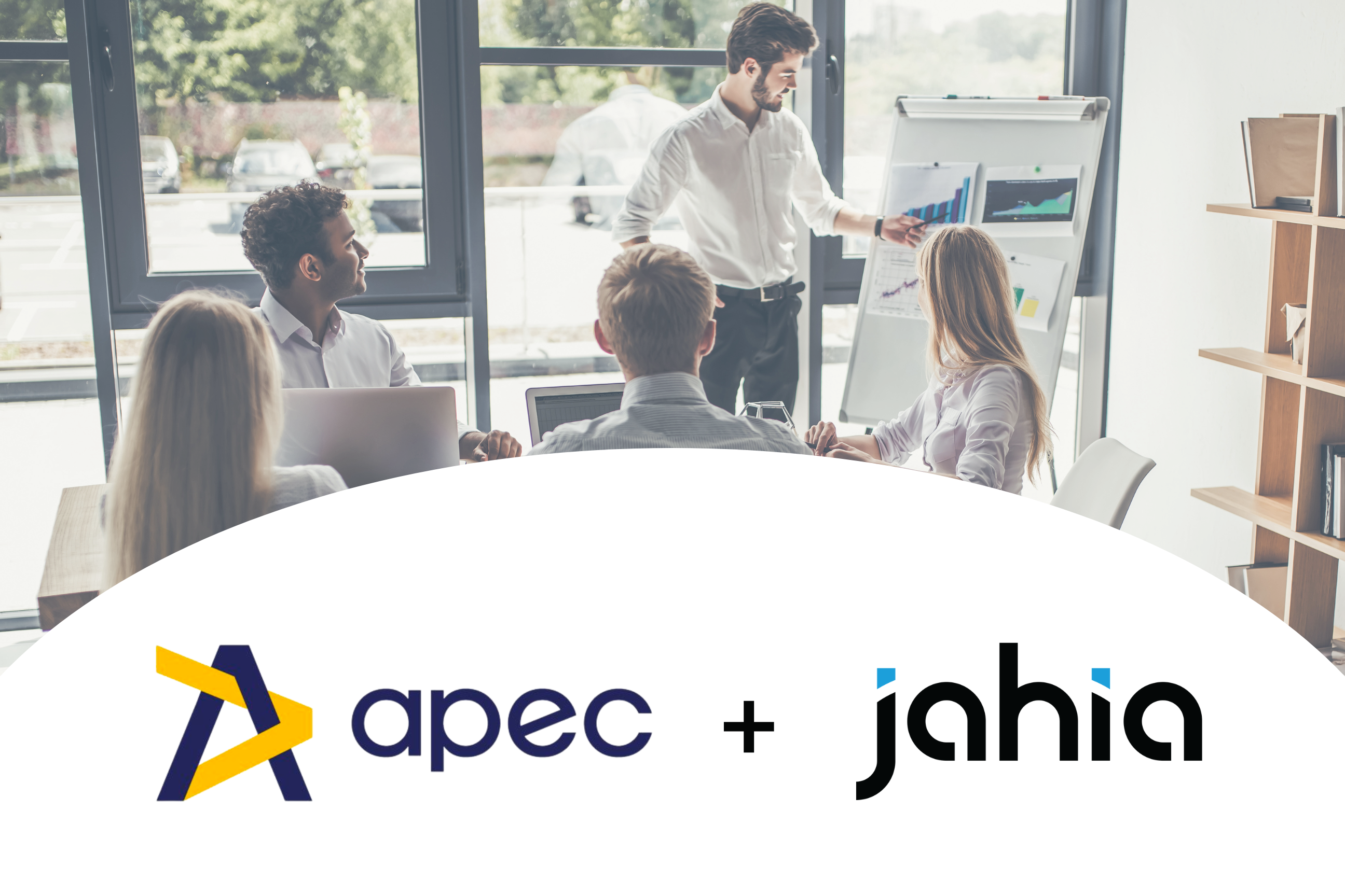 Bannière du témoignage client Apec : une réunion de travail devant un tableau de graphiques, avec les logos Apec et Jahia